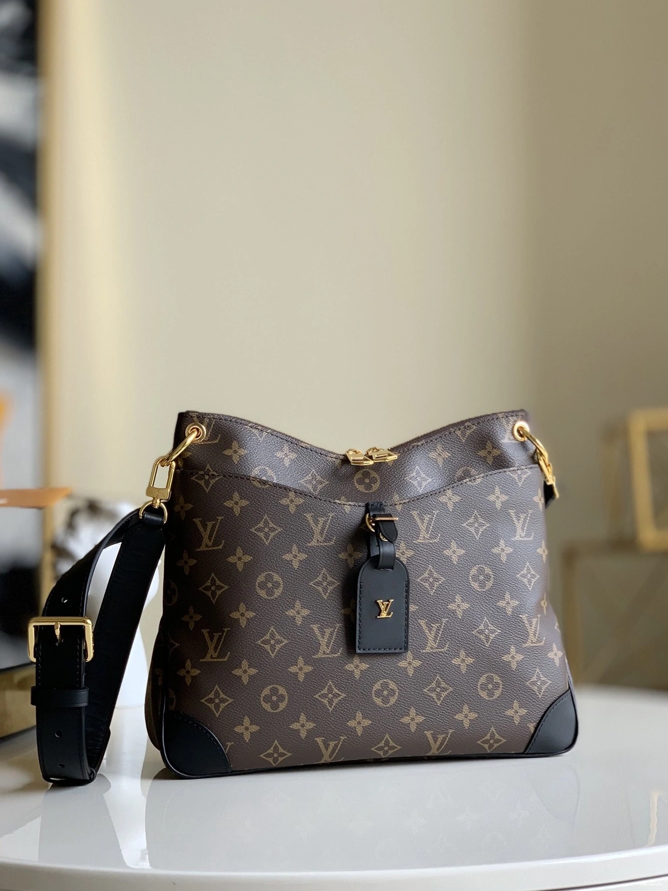 LOUIS VUITTON MM ODÉON 0102
